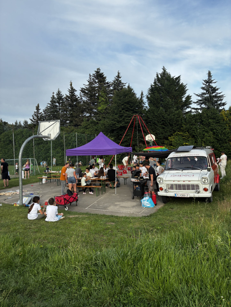 Bus von re:spect auf einem Fest